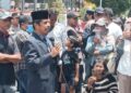 Pj Sekda Kota Blitar Tri Iman Prasetyono saat menemui massa aksi KONI Kota Blitar