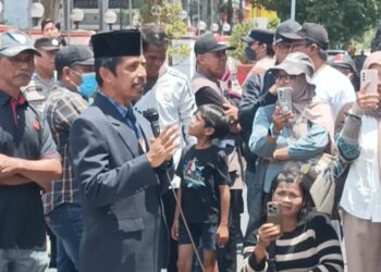 Pj Sekda Kota Blitar Tri Iman Prasetyono saat menemui massa aksi KONI Kota Blitar