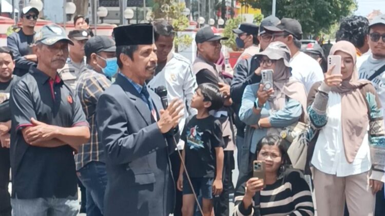 Pj Sekda Kota Blitar Tri Iman Prasetyono saat menemui massa aksi KONI Kota Blitar