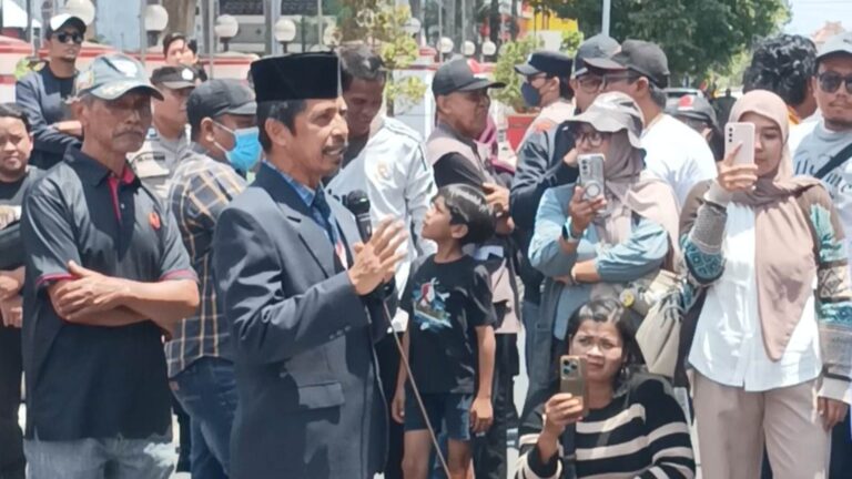 Pj Sekda Kota Blitar Tri Iman Prasetyono saat menemui massa aksi KONI Kota Blitar