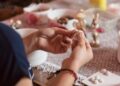 Perempuan melakukan hobi untuk menjaga kesehatan mental
