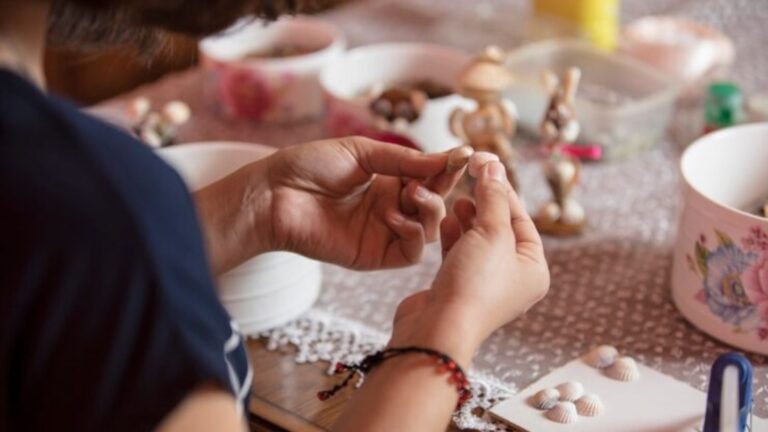 Perempuan melakukan hobi untuk menjaga kesehatan mental