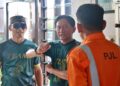 HUT ke-81 KAI Daop 7 Madiun menyerahkan seragam kepada 53 porter