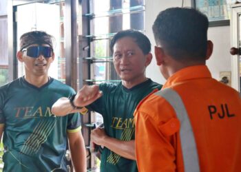 HUT ke-81 KAI Daop 7 Madiun menyerahkan seragam kepada 53 porter