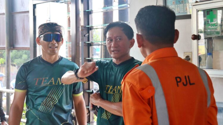HUT ke-81 KAI Daop 7 Madiun menyerahkan seragam kepada 53 porter