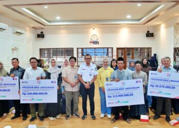 KAI Daop 7 Madiun menyerahkan bantuan TJSL Rp445 juta kepada masyarakat