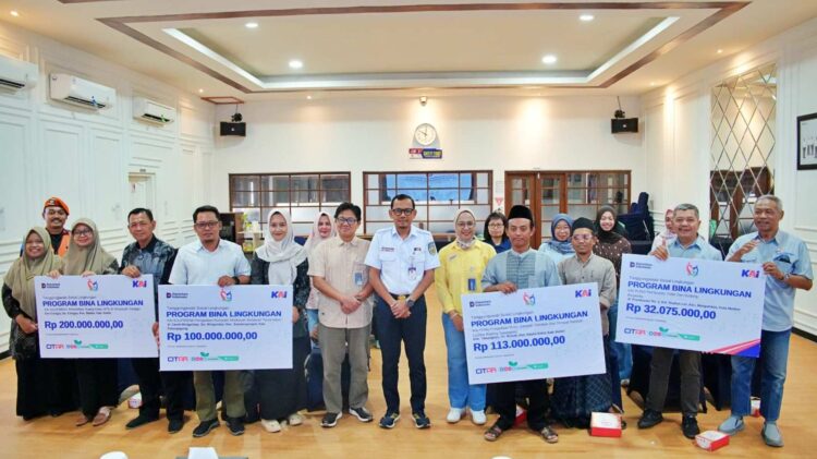 KAI Daop 7 Madiun menyerahkan bantuan TJSL Rp445 juta kepada masyarakat