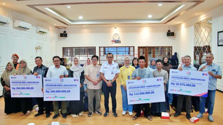 KAI Daop 7 Madiun menyerahkan bantuan TJSL Rp445 juta kepada masyarakat