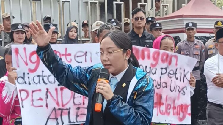 Wawali Elim Tyu Samba bersama massa KONI Kota Blitar membawa keranda menuntut dana hibah Rp2,8 miliar