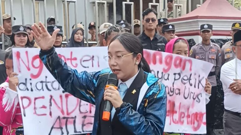 Wawali Elim Tyu Samba bersama massa KONI Kota Blitar membawa keranda menuntut dana hibah Rp2,8 miliar