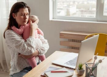 Motherhood guilt membuat ibu sering merasa bersalah dalam menjalani peran sebagai orang tua