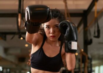 Perempuan melakukan latihan angkat beban dan menjaga kesehatan otot dasar panggul