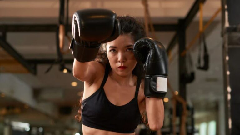 Perempuan melakukan latihan angkat beban dan menjaga kesehatan otot dasar panggul