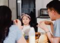 Parental gatekeeping dalam pengasuhan anak ketika salah satu orang tua terlalu mengontrol pasangan
