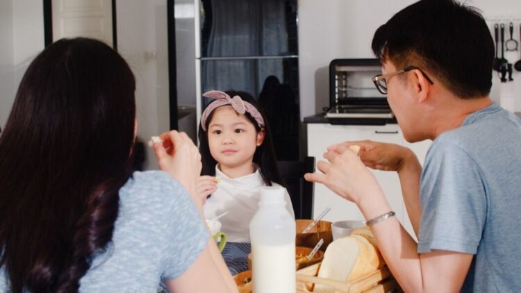 Parental gatekeeping dalam pengasuhan anak ketika salah satu orang tua terlalu mengontrol pasangan