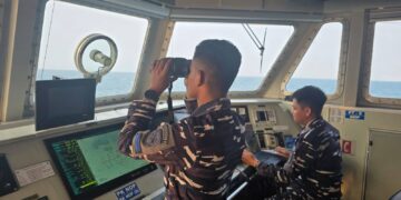Tim SAR mencari lima jurnalis dan tiga awak kapal yang hilang di perairan Selat Sunda