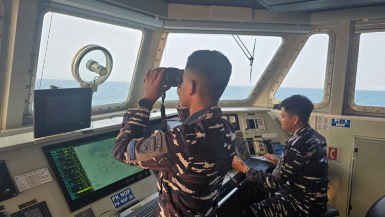 Tim SAR mencari lima jurnalis dan tiga awak kapal yang hilang di perairan Selat Sunda
