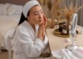 Perempuan melakukan perawatan kulit setelah usia 30 untuk menjaga kesehatan kulit