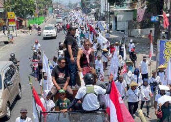 Ratusan petani dan mahasiswa menuntut redistribusi tanah perkebunan di Pemkab Blitar