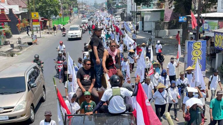 Ratusan petani dan mahasiswa menuntut redistribusi tanah perkebunan di Pemkab Blitar