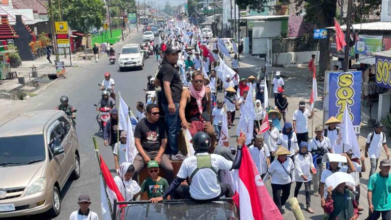Ratusan petani dan mahasiswa menuntut redistribusi tanah perkebunan di Pemkab Blitar