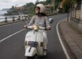Perempuan melakukan solo riding menggunakan Vespa