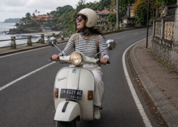 Perempuan melakukan solo riding menggunakan Vespa