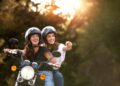 Solo traveling perempuan menggunakan jasa local guide motor