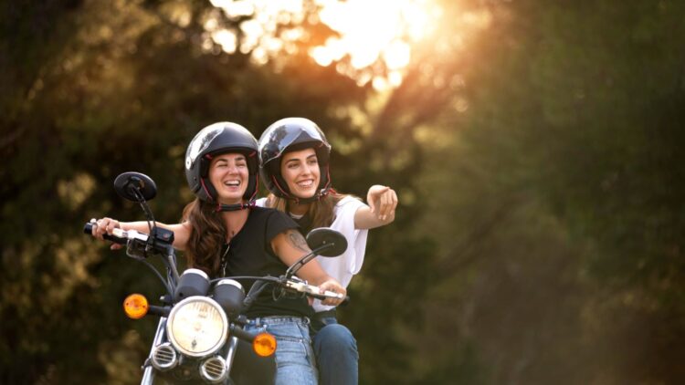Solo traveling perempuan menggunakan jasa local guide motor