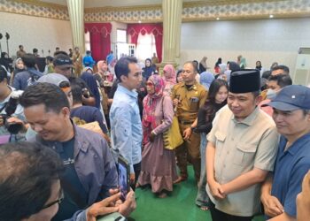 Bupati Jember, Muhammad Fawait saat menemui pedagang Pasar Tanjung di Pendopo Wahyawibawagraha