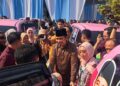 Bupati Jember, Muhammad Fawait saat mengantar Pasien untuk menaiki Mobil Cinta, layanan pengantaran gratis bagi pasien usai berobat