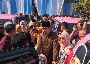 Bupati Jember, Muhammad Fawait saat mengantar Pasien untuk menaiki Mobil Cinta, layanan pengantaran gratis bagi pasien usai berobat