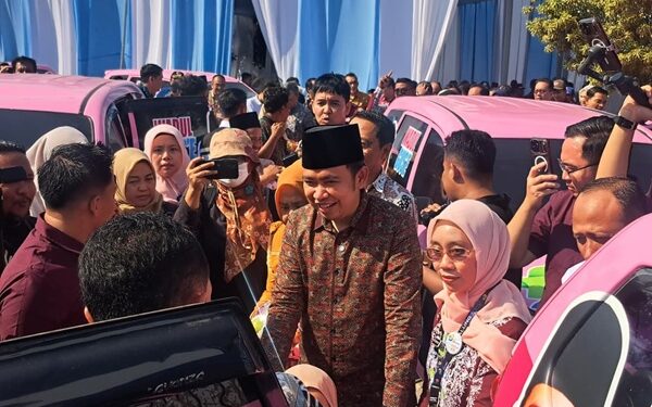 Bupati Jember, Muhammad Fawait saat mengantar Pasien untuk menaiki Mobil Cinta, layanan pengantaran gratis bagi pasien usai berobat