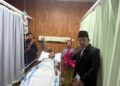 Bupati Jember, Muhammad Fawait saat mengunjungi Amze Suminah, 71, warga Kecamatan Sumberbaru yang mengalami luka di kaki selama 15 thn di RSUD Soebandi