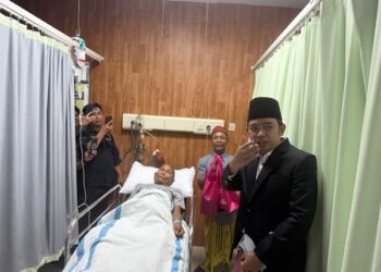 Bupati Jember, Muhammad Fawait saat mengunjungi Amze Suminah, 71, warga Kecamatan Sumberbaru yang mengalami luka di kaki selama 15 thn di RSUD Soebandi