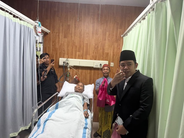 Bupati Jember, Muhammad Fawait saat mengunjungi Amze Suminah, 71, warga Kecamatan Sumberbaru yang mengalami luka di kaki selama 15 thn di RSUD Soebandi