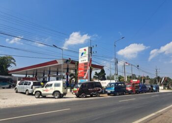 Antrean kendaraan di SPBU Puger, Jember