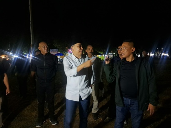 Bupati Jember, Muhammad Fawait bersama jajaran OPD saat meninjau alun-alun Tanggul