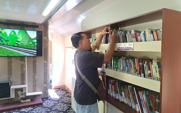 Suasana Rail Library yang di hadirkan KAI Daop 9 di Stasiun Sempolan