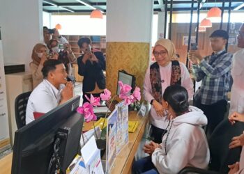 Menteri Pendayagunaan Aparatur Negara dan Reformasi Birokrasi (MenPAN-RB) Rini Widyantini saat mengunjungi MPP Jember