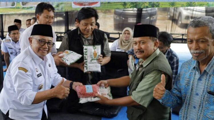Penyerahan bantuan alsintan untuk petani Kabupaten Blitar