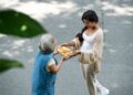 Perempuan belajar mengatasi people pleasing dan menetapkan batasan diri