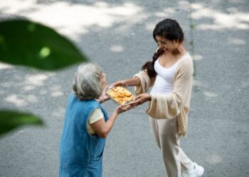 Perempuan belajar mengatasi people pleasing dan menetapkan batasan diri