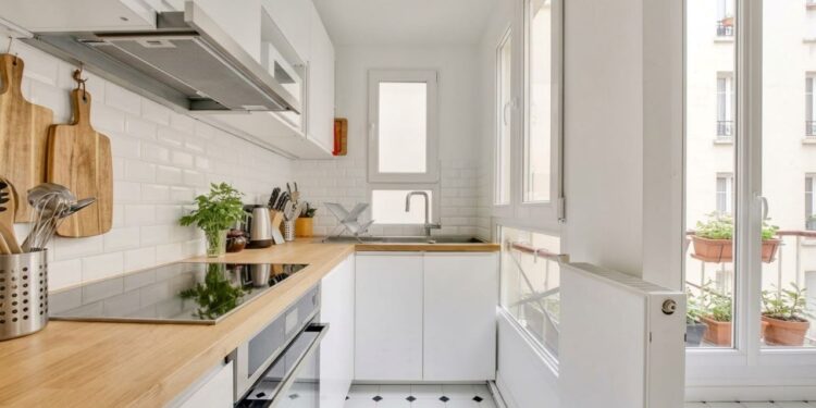 Dapur minimalis berukuran kecil dengan kabinet terang dan penyimpanan tertata agar terlihat lebih lega