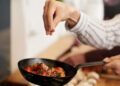Berbagai bumbu dapur dan rempah untuk memahami fungsi bumbu dalam masakan