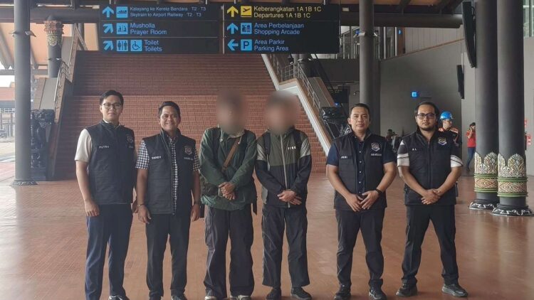 Kantor Imigrasi Blitar menangani deportasi dua WNA Thailand yang melanggar izin tinggal di Tulungagung