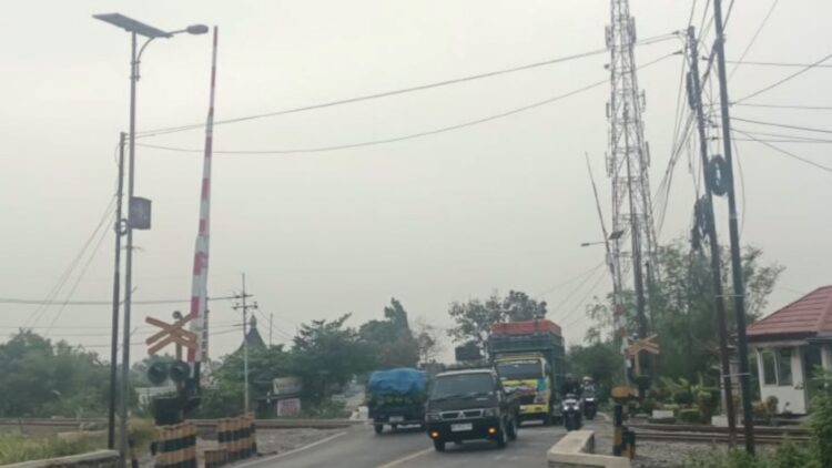 Palang pintu perlintasan kereta api untuk keselamatan pengguna jalan di wilayah Daop 7 Madiun
