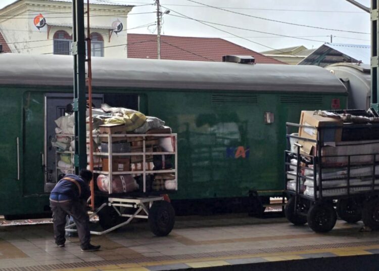 Kereta api Parcel One Night Services (ONS) untuk angkutan logistik KAI Daop 7 Madiun