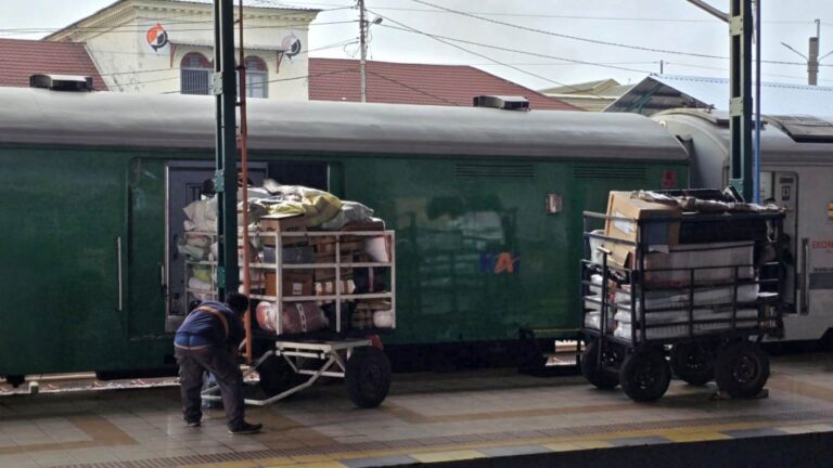 Kereta api Parcel One Night Services (ONS) untuk angkutan logistik KAI Daop 7 Madiun