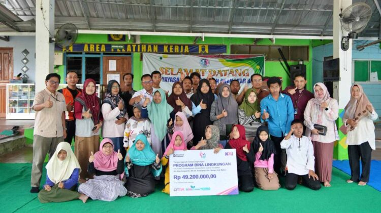 Penyaluran dana sosial TJSL KAI Daop 7 Madiun kepada masyarakat pada 2026